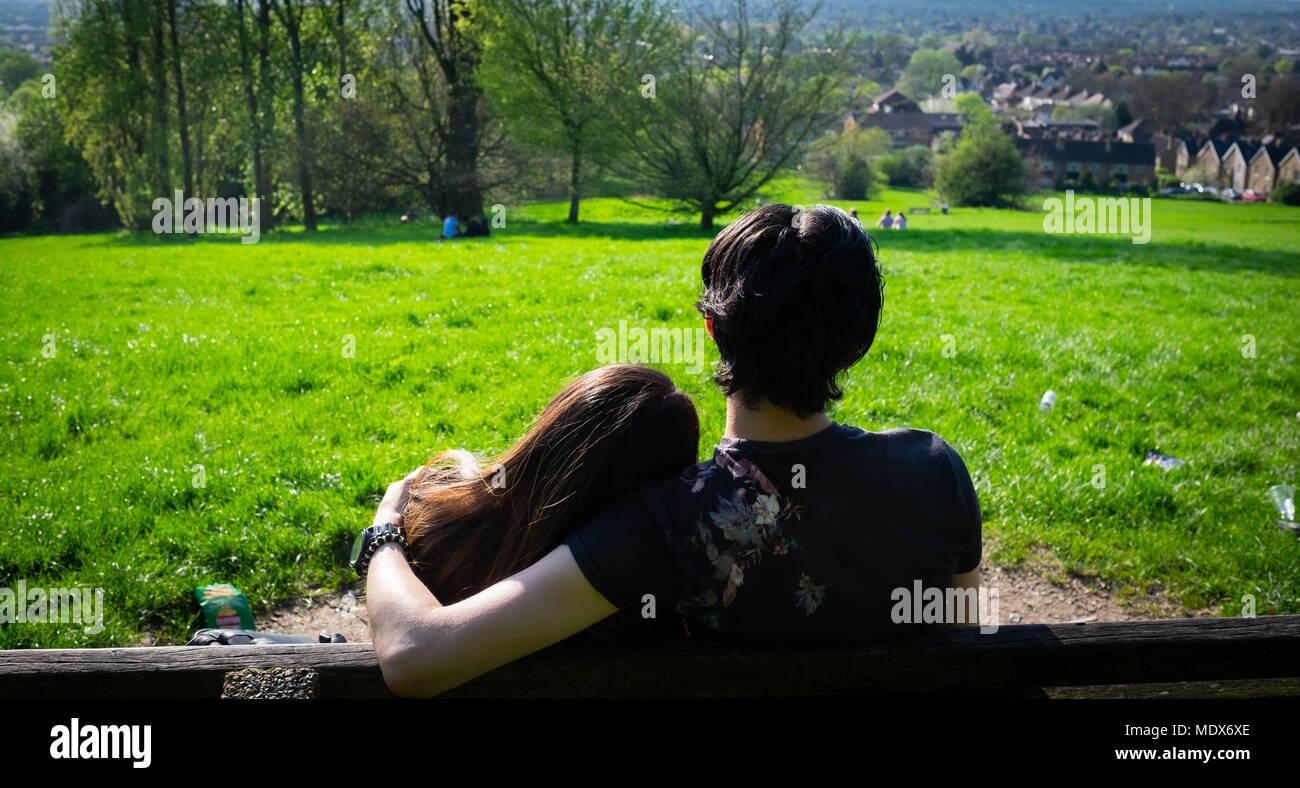 Londra, Inghilterra. Il 20 aprile 2018. Una giovane coppia potrete crogiolarvi al sole su una lunga calda venerdì pomeriggio si affaccia su Harrow. ©Tim anello/ALamy Live News. Foto Stock