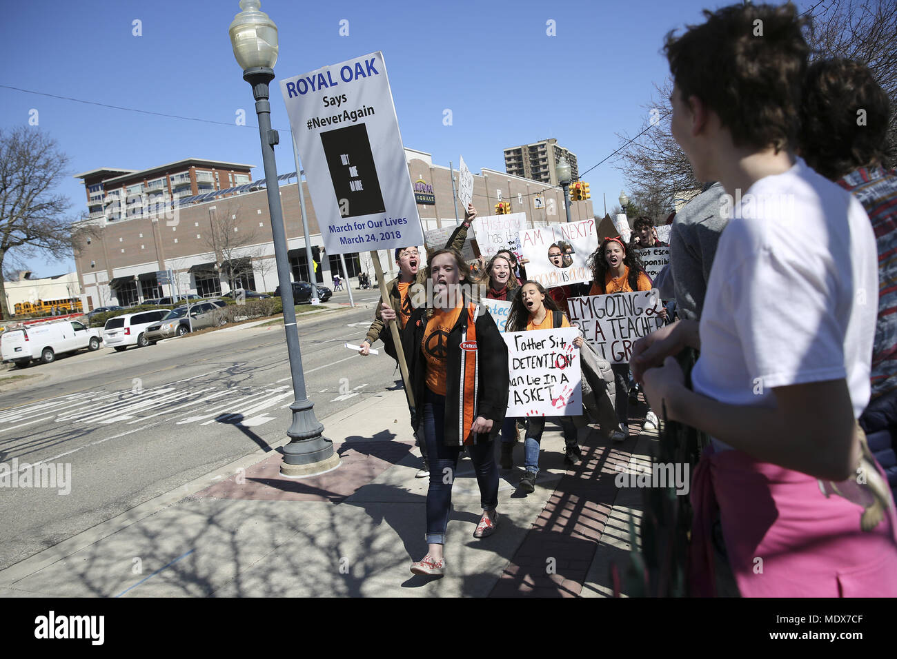 Royal Oak, Michigan, Stati Uniti d'America. Xx Apr, 2018. I manifestanti visto marcia giù la strada durante la dimostrazione.Gli studenti del Royal Oak School District & dintorni distretti scolastici partecipare alla Scuola Nazionale Walkout per protestare per la pistola più rigide leggi durante un rally in Royal Oak. Credito: Chirag Wakaskar SOPA/images/ZUMA filo/Alamy Live News Foto Stock