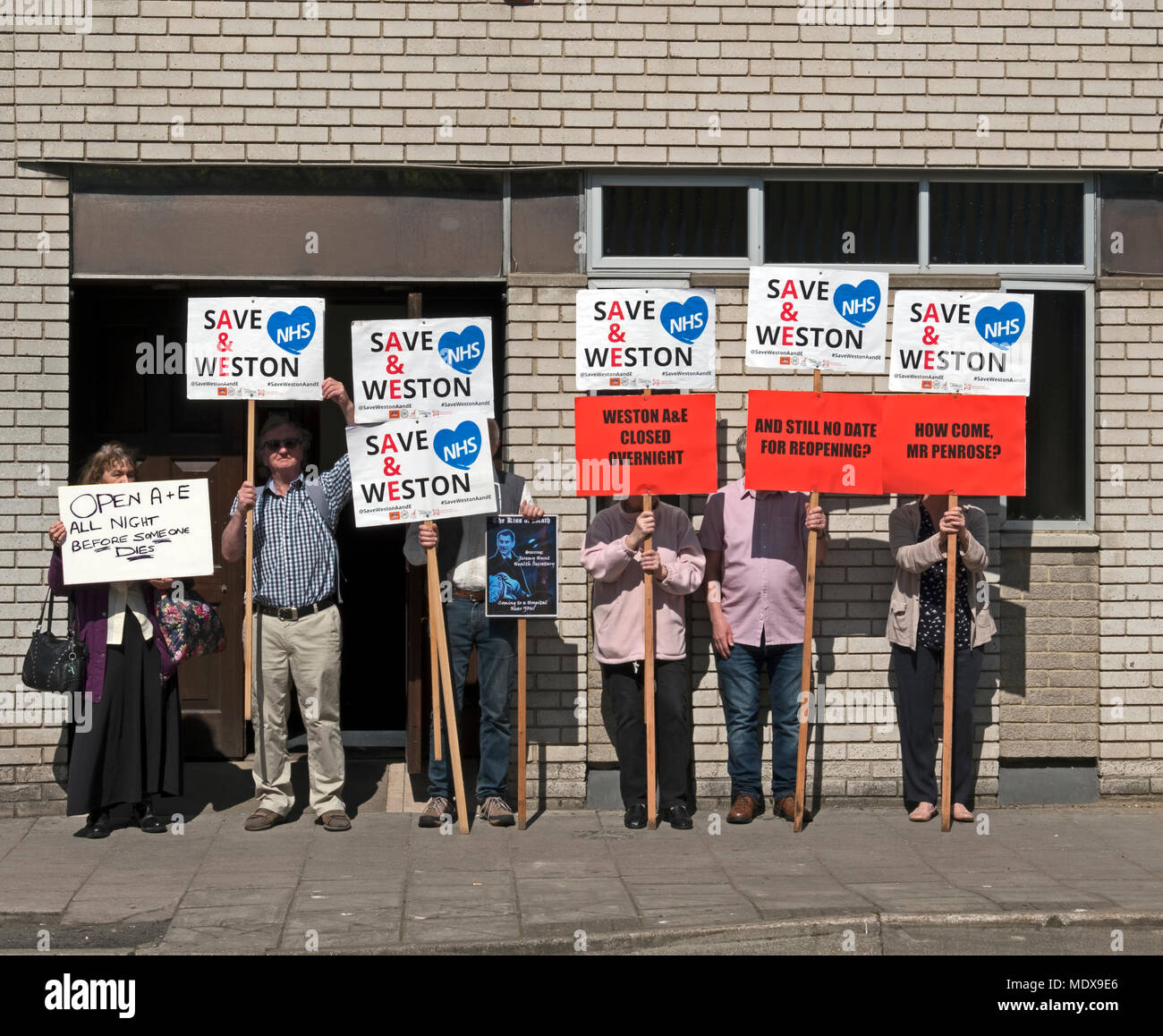 Weston-super-Mare, Regno Unito. Xx Aprile 2018. I dimostranti si riuniscono fuori del locale del Partito conservatore office per protestare contro la continua per tutta la notte la chiusura dell'incidente e dipartimento di emergenza a Weston General Hospital. Nonostante le rassicurazioni che la chiusura è solo una misura temporanea, essa è stata in vigore dal luglio 2017, e il progetto di fusione tra Weston Area Health NHS Trust e ospedali universitari di Bristol NHS Foundation Trust ha creato un ulteriore fattore di incertezza circa il Weston Ospedale generale del futuro. Keith Ramsey/Alamy Live News Foto Stock