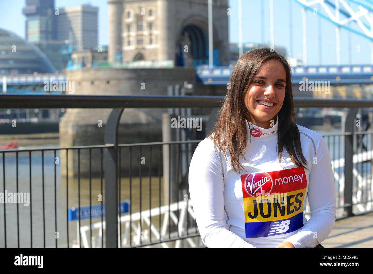 Jade Jones (GBR) in corrispondenza di una Vergine denaro maratona di Londra pre-gara photocall di elite atleti disabili, Tower Hotel, Londra, Regno Unito. Jade Jones ha fatto il suo senior marathon debutto alla maratona di Londra nel 2014 a 18 dopo aver vinto la Mini Maratona di Londra per tre volte di fila dal 2011 al 2013, due volte la rottura sotto 17s girls' corso record. Lei non è riuscito a finire la maratona completa in entrambe 2015 e 2016 ma ha fatto un enorme miglioramento rispetto al quinto posto lo scorso anno in 1:51:46. La maratona che si terrà domenica 22 aprile è parte del mondo marathon Major e anche il mondo Para atletica mondiale di maratona Cu Foto Stock