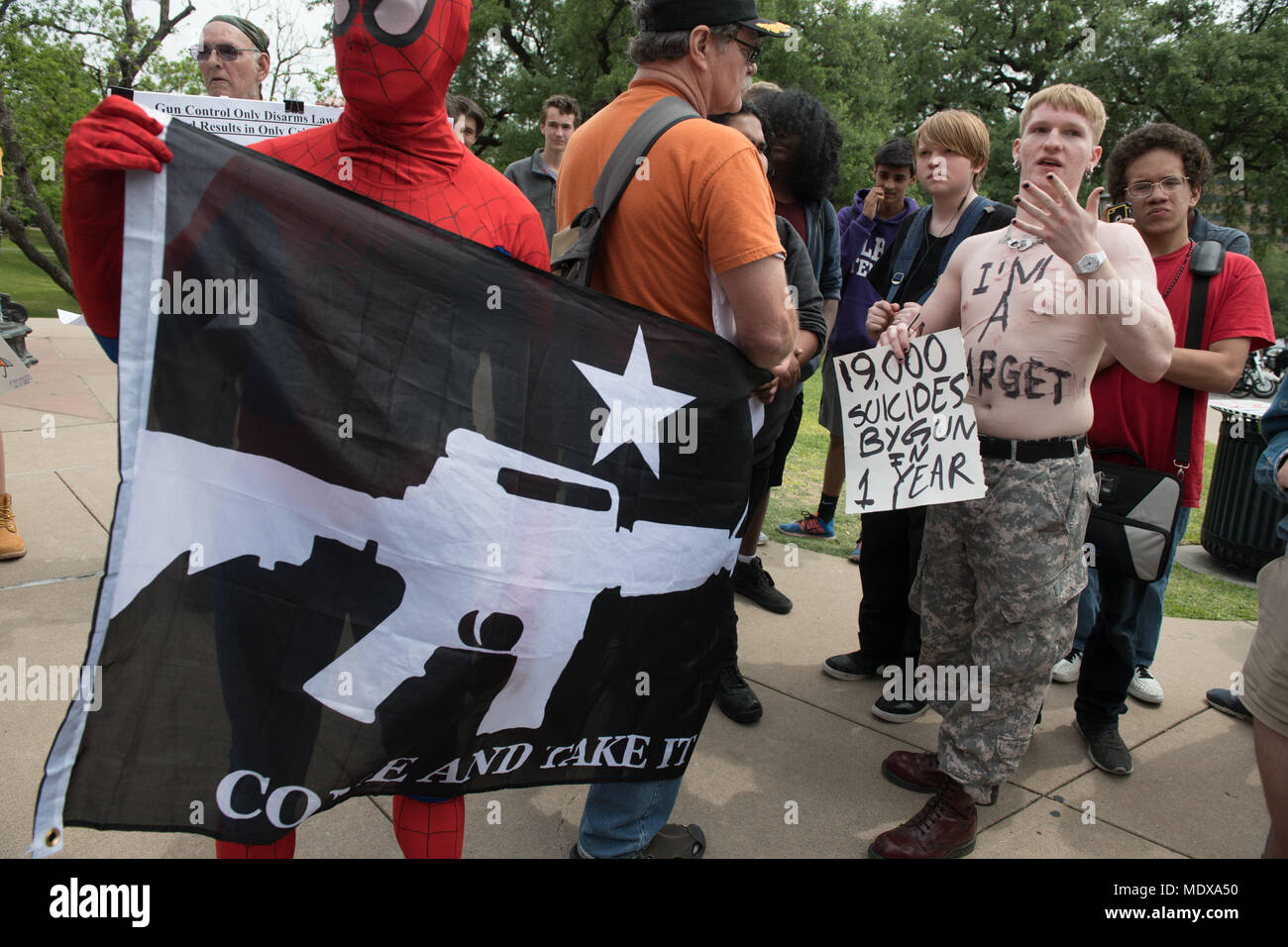 Uno studente protestor sostiene con NRA e pro gun sostenitori durante un rally al Campidoglio dello Stato del Texas al diciannovesimo anniversario della Columbine High School Massacre. Xx Apr, 2018. Credito: Sandy Carson/ZUMA filo/Alamy Live News Foto Stock