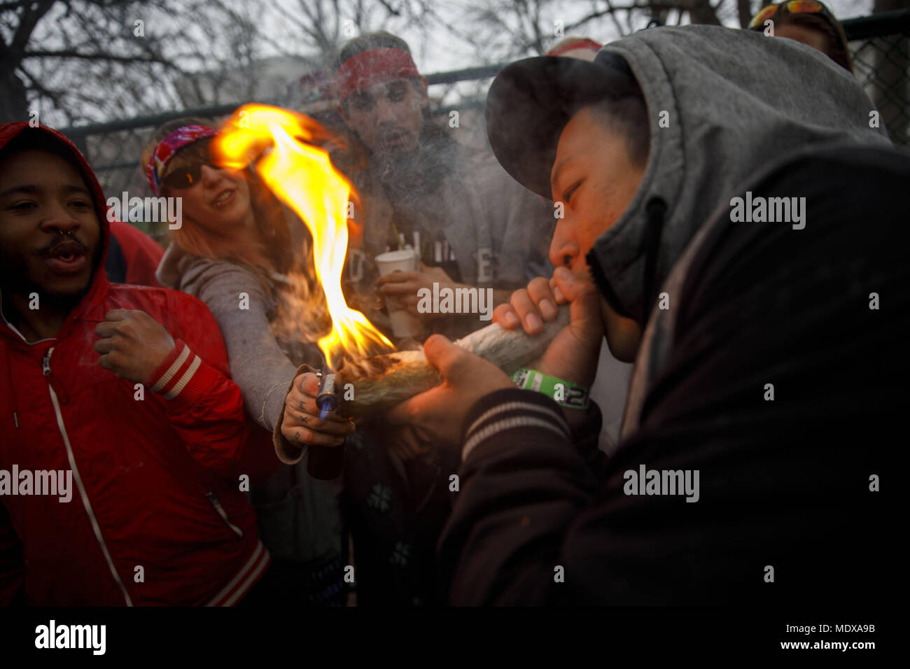 Denver, Colorado, Stati Uniti d'America. Xx Apr, 2018. La gente di fumo al Mile High 420 Festival il venerdì. Lo stato legalizzato la marijuana a scopo ricreativo dopo Colorado emendamento 64. Credito: Patrick Fallon/ZUMA filo/Alamy Live News Foto Stock