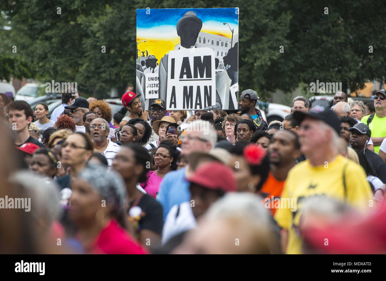 Washingon, Distretto di Columbia, Stati Uniti d'America. 28 Agosto, 2013. Demonstators a piedi verso il Lincoln Memorial durante il cinquantesimo anniversario del dottor Martin Luther King Jr. "Ho un sogno" il discorso e la marzo su Washington per i posti di lavoro e di libertà il 28 agosto 2013. Credito: credito: /ZUMA filo/Alamy Live News Foto Stock