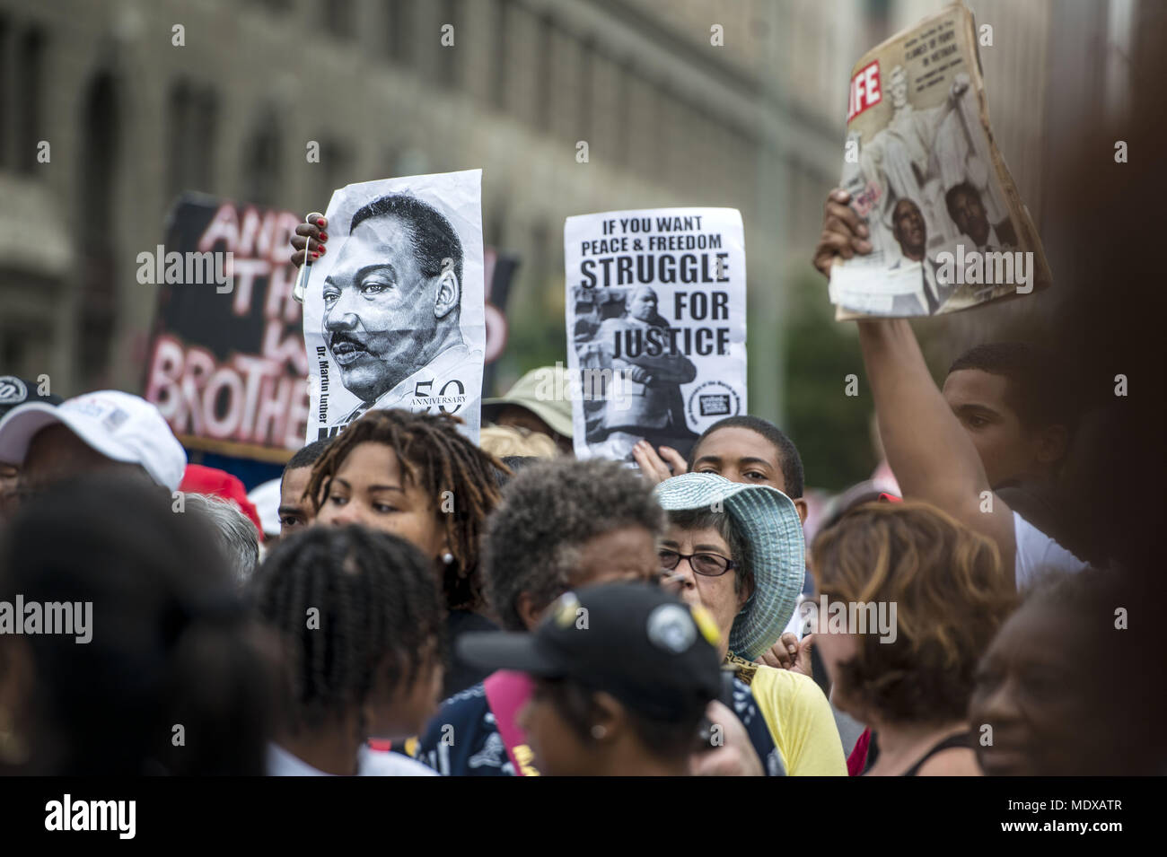 Washingon, Distretto di Columbia, Stati Uniti d'America. 28 Agosto, 2013. Demonstators a piedi verso il Lincoln Memorial durante il cinquantesimo anniversario del dottor Martin Luther King Jr. "Ho un sogno" il discorso e la marzo su Washington per i posti di lavoro e di libertà il 28 agosto 2013. Credito: credito: /ZUMA filo/Alamy Live News Foto Stock