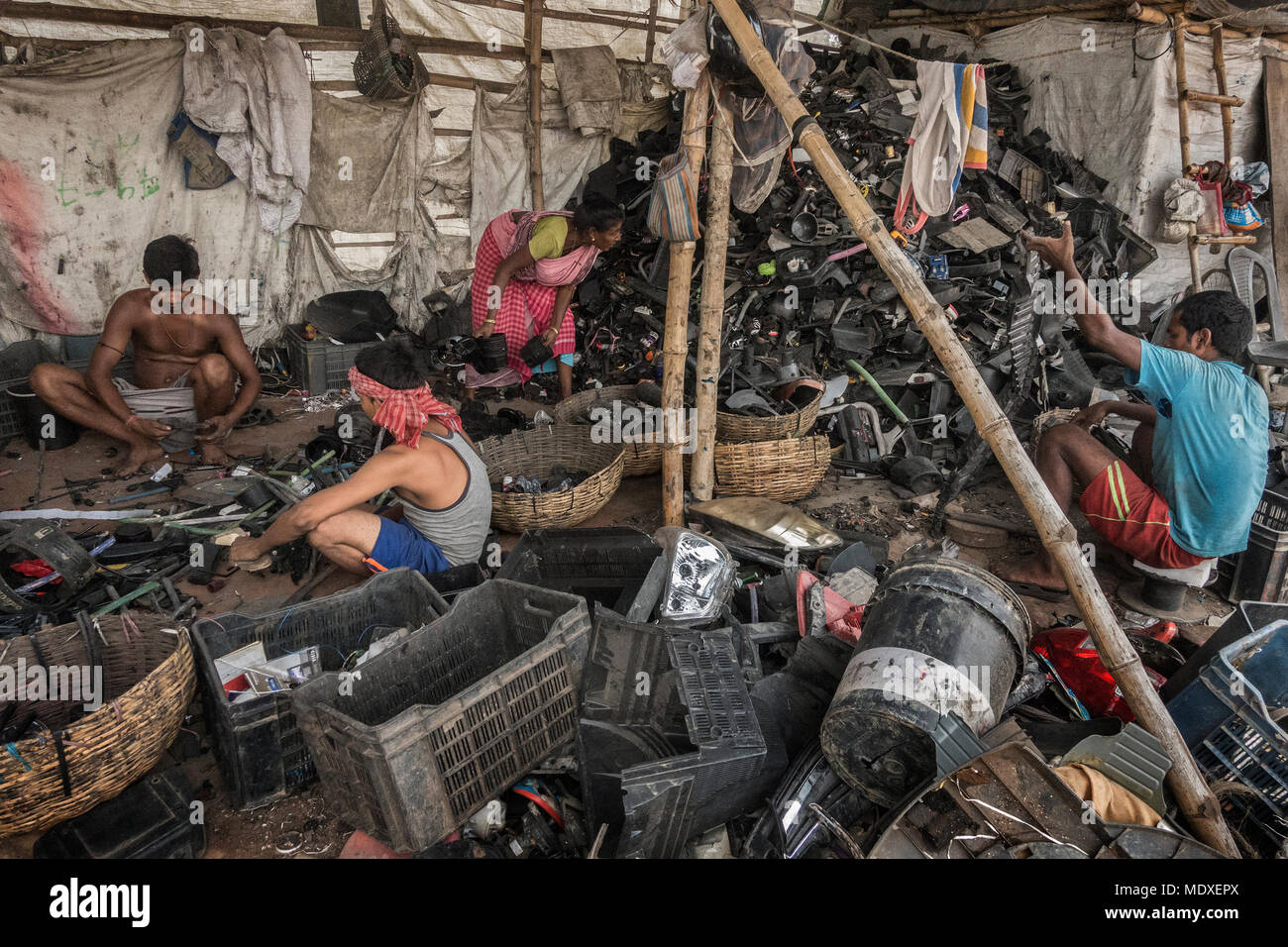 Kolkata, India. Xxi Aprile, 2018. Fatiche opera in una discarica terreno prima del giorno di terra in Kolkata, India, il 21 aprile 2018. La Giornata della Terra è commemorata annualmente del 22 aprile. La festa di quest'anno il tema è "fine dell'inquinamento in plastica". Credito: Tumpa Mondal/Xinhua/Alamy Live News Foto Stock