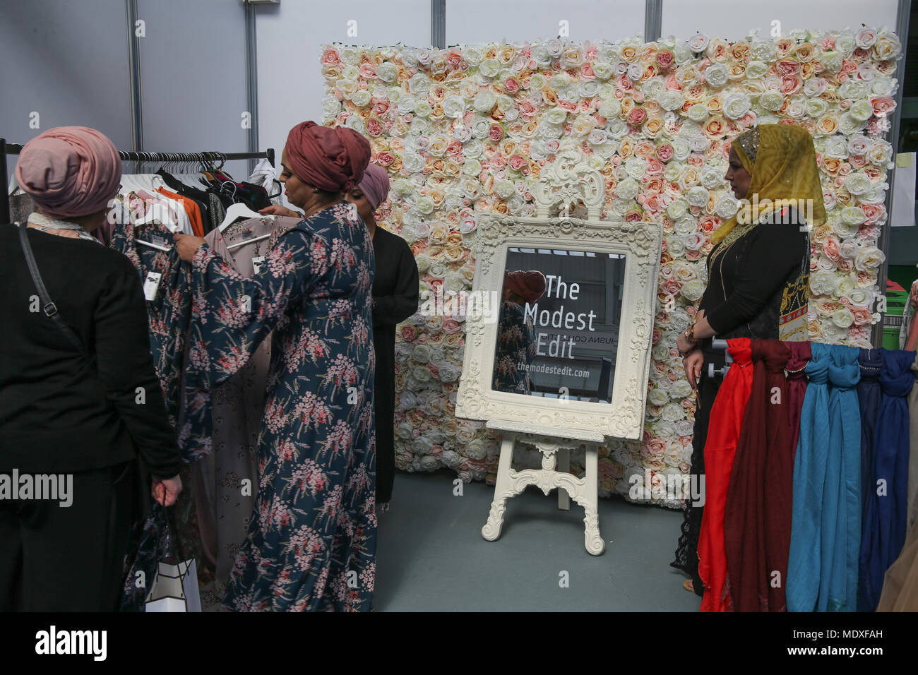 Londra, Regno Unito. Xxi Aprile, 2018. La ultimate cibo halal, moda & shopping weekend ritorna alla London Olympia per il terzo anno consecutivo .una celebrazione del cibo, shopping e cultura proviene da Olympia di Londra. Perfettamente sincronizzato per il Ramadan, sfoglia oltre 200 pop-up negozi da tutto il mondo, dotata della più recente moda e idee regalo. Il cibo Halal Festival avrà anche mostrare una gamma di piatti da oltre 20 bancarelle per tutta la famiglia a godere.@Paolo Quezada-Neiman/Alamy Live News Foto Stock