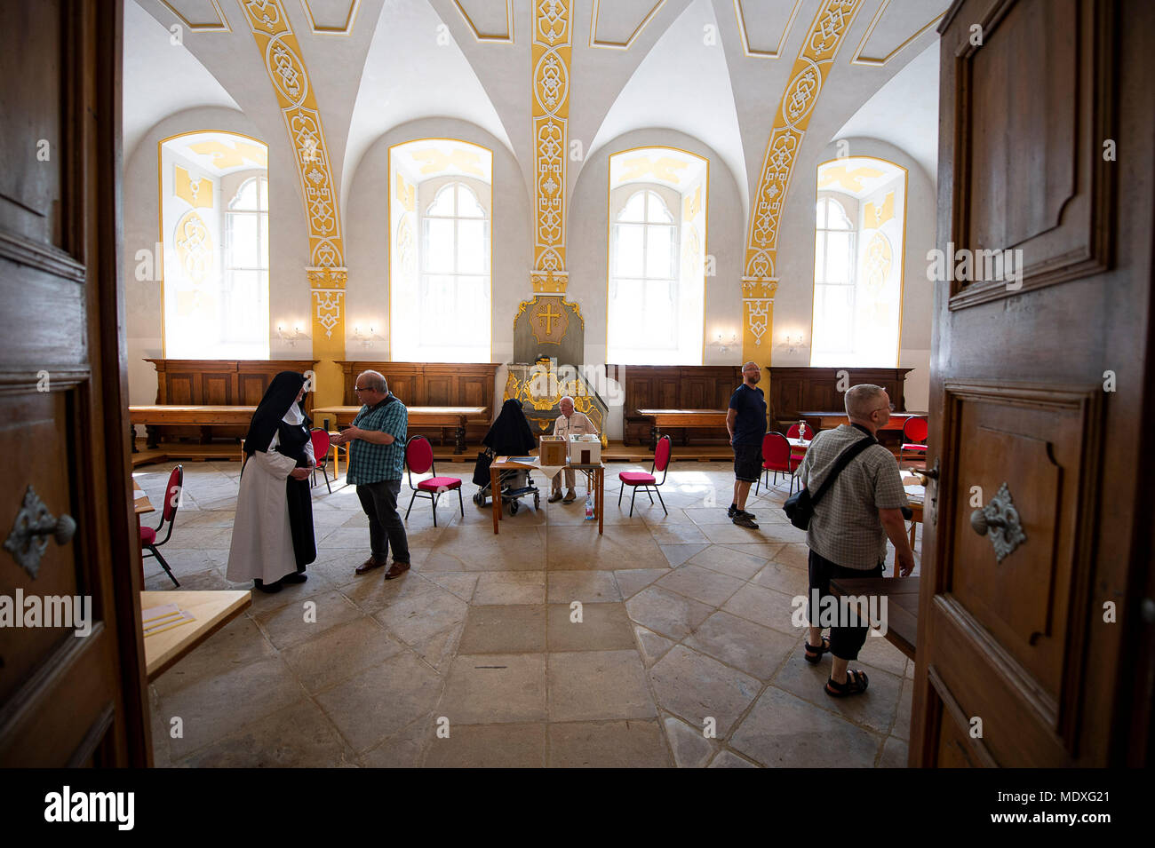 Ostritz, Germania. Xxi Aprile 2018. Gli ospiti nella sala da pranzo a San Marienthal Abbazia durante un open day. Il 'Ostritzer Friedensfest' (lit. Ostritz pace Festival) si terrà in opposizione ad un neo-nazi festival in città. Foto: Nils Holgerson/dpa Credito: dpa picture alliance/Alamy Live News Foto Stock