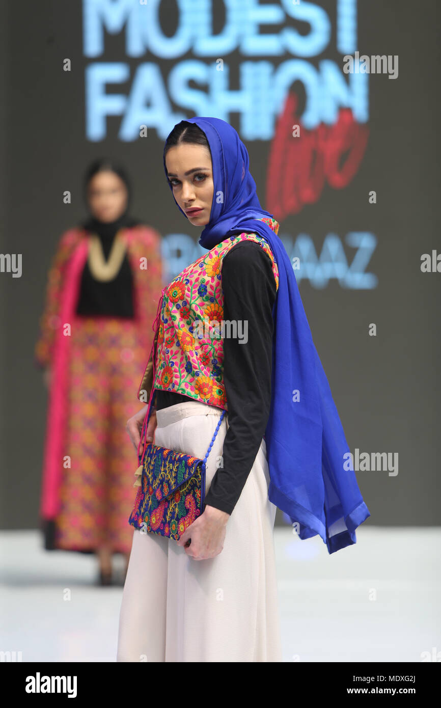 Londra, Regno Unito. Xxi Aprile, 2018. Il modesto fashion show come parte del mondo musulmano mostra tenutasi presso la London Olympia ha visto grandi nomi della moda couture in pista con AAB, Abaya Buth, Aidijuma,Arabesque,definire,Farrah Naaz Couture,Hijup ,Inayah,melone dalla Meraki,Modessa,Munamer da Chiara Taffarello,Saiqa Majid,Salayfa e cravatta Shop@Paolo Quezada-Neiman/Alamy Live News Foto Stock