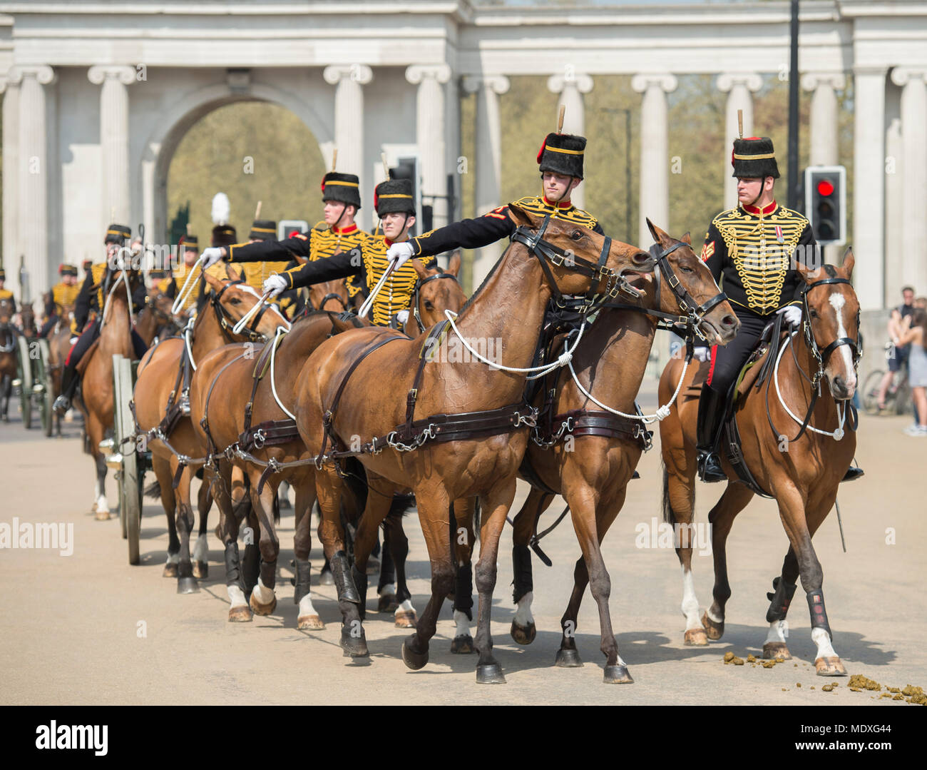 Apsley Way, Londra, Regno Unito. 21 Aprile, 2018. Il Re della truppa Royal Horse ride di artiglieria torna alla caserma di Wellington dopo la messa in scena di una pistola 41 Royal Salutate in Hyde Park, salutando il Memoriale di guerra come essi passano. Credito: Malcolm Park/Alamy Live News. Foto Stock