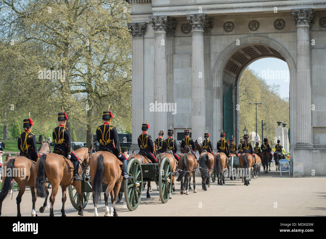 Apsley Way, Londra, Regno Unito. 21 Aprile, 2018. Il Re della truppa Royal Horse ride di artiglieria torna alla caserma di Wellington dopo la messa in scena di una pistola 41 Royal Salutate in Hyde Park, salutando il Memoriale di guerra come essi passano. Credito: Malcolm Park/Alamy Live News. Foto Stock