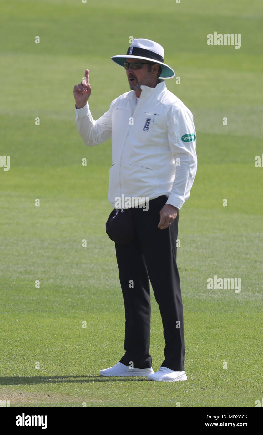 Londra, Regno Unito. Xxi Aprile, 2018. Arbitro Richard Illingworth durante il giorno Due della Divisione di una contea Specsavers gara di campionato tra il Surrey e Hampshire alla Kia Oval Cricket Ground, a Londra, in Inghilterra. Credito: Lo sport europeo Agenzia fotografica/Alamy Live News Foto Stock