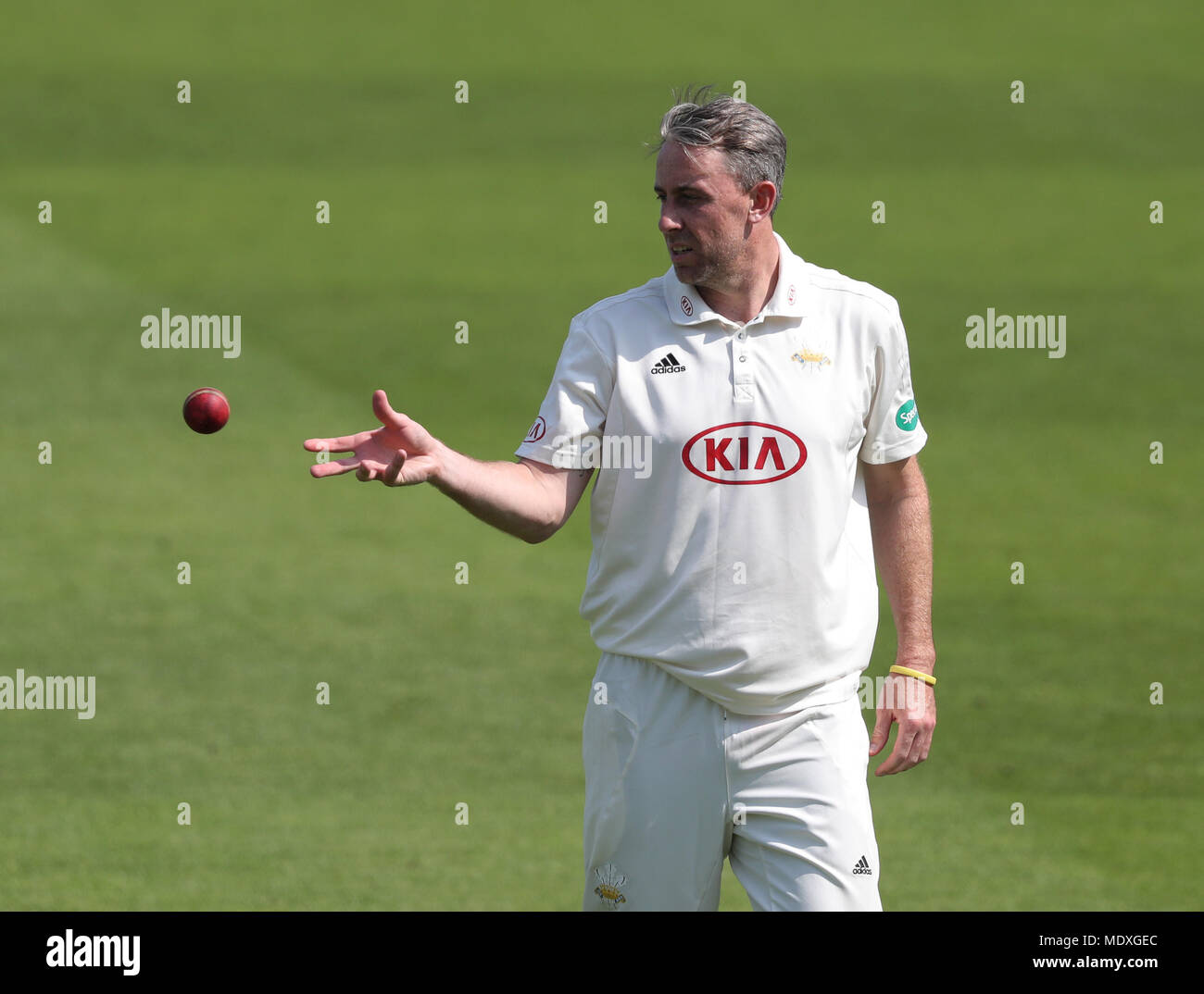 Londra, Regno Unito. Xxi Aprile, 2018. Rikki Clarke del Surrey durante il giorno Due della Divisione di una contea Specsavers gara di campionato tra il Surrey e Hampshire alla Kia Oval Cricket Ground, a Londra, in Inghilterra. Credito: Lo sport europeo Agenzia fotografica/Alamy Live News Foto Stock