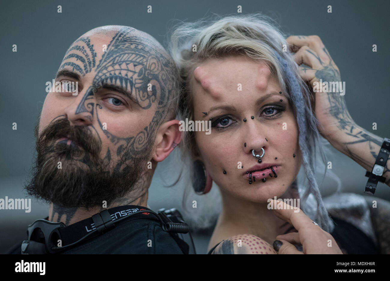Francoforte, Germania. Xxi Aprile, 2018. La Suma (r) e il suo partner Dimistay presente loro tatuaggi a tattoo convention tattoo dove artisti e appassionati di viaggi in lungo e in largo per lo scambio di idee, tecniche e conoscenze. Foto: Boris Roessler/dpa Credito: dpa picture alliance/Alamy Live News Foto Stock