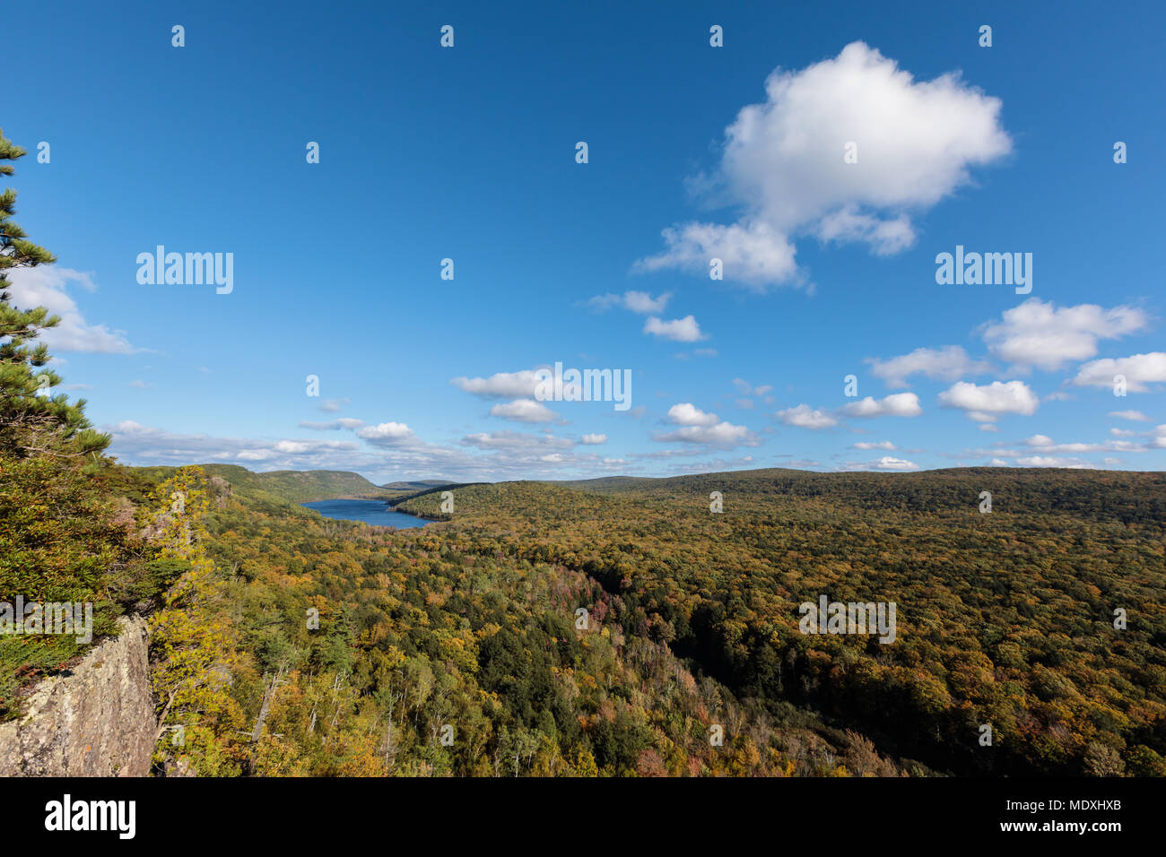 Un cielo blu con il bianco puffy nuvole impostare la scena come la grande carpa fiume wends la sua strada verso il lago delle Nuvole a Porcupine montagne, nell'U.P. Foto Stock