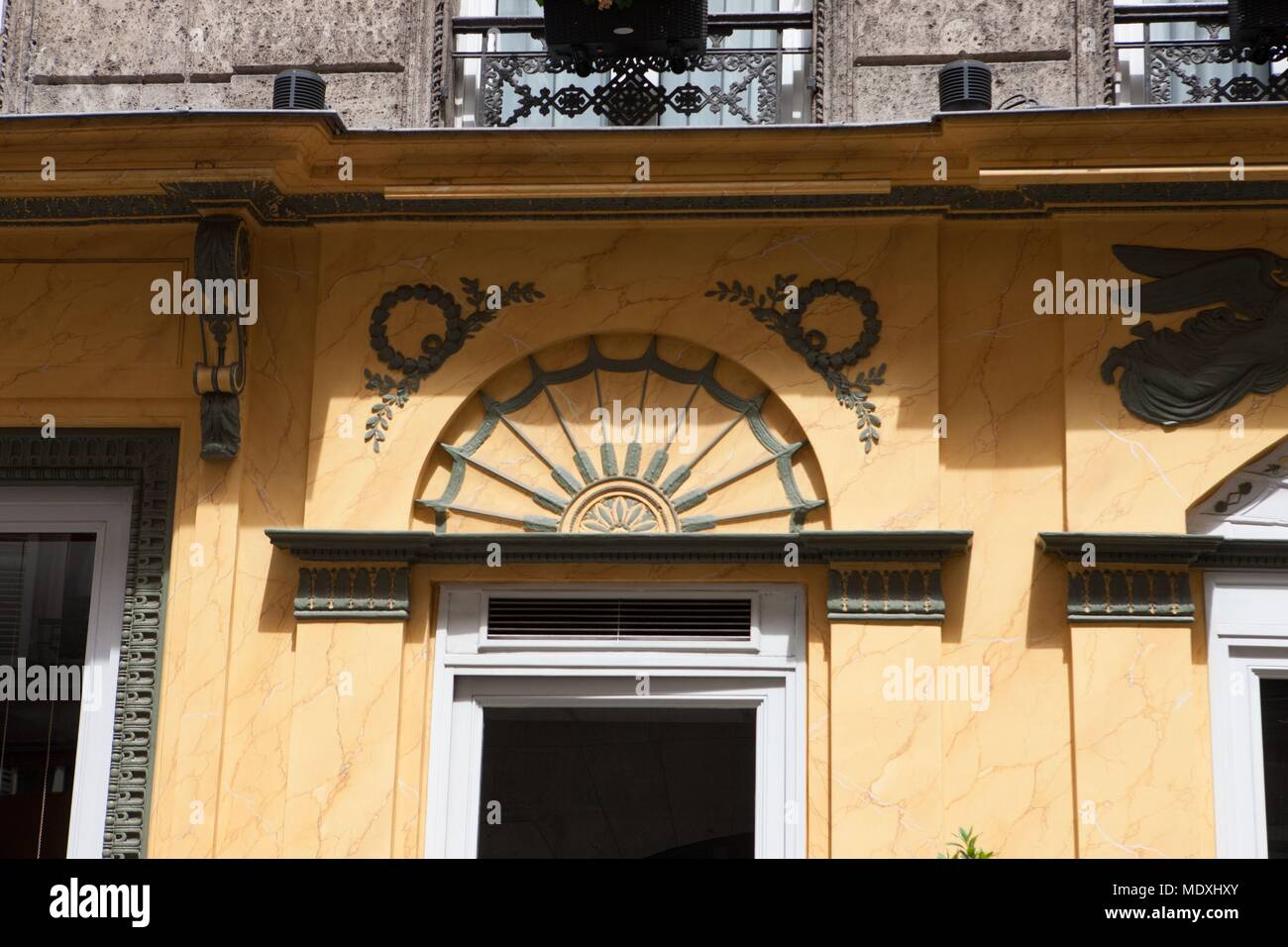 Parigi, ottavo arrondissement, 6 Rue Chauveau Lagarde, ristorante, facciata con un'architettura dal primo impero francese Foto Stock