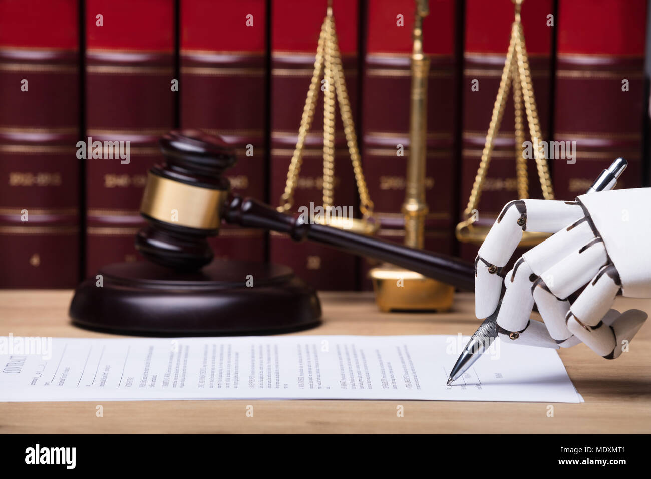Mano robotica di Firma documento sulla scrivania di legno nelle aule di tribunale Foto Stock