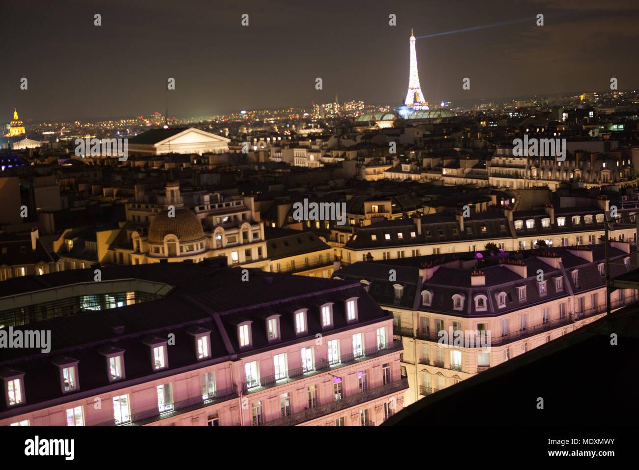 Parigi, boulevard haussmann, tetto del printemps mall, durante i ... Ristrutturazione del tetto