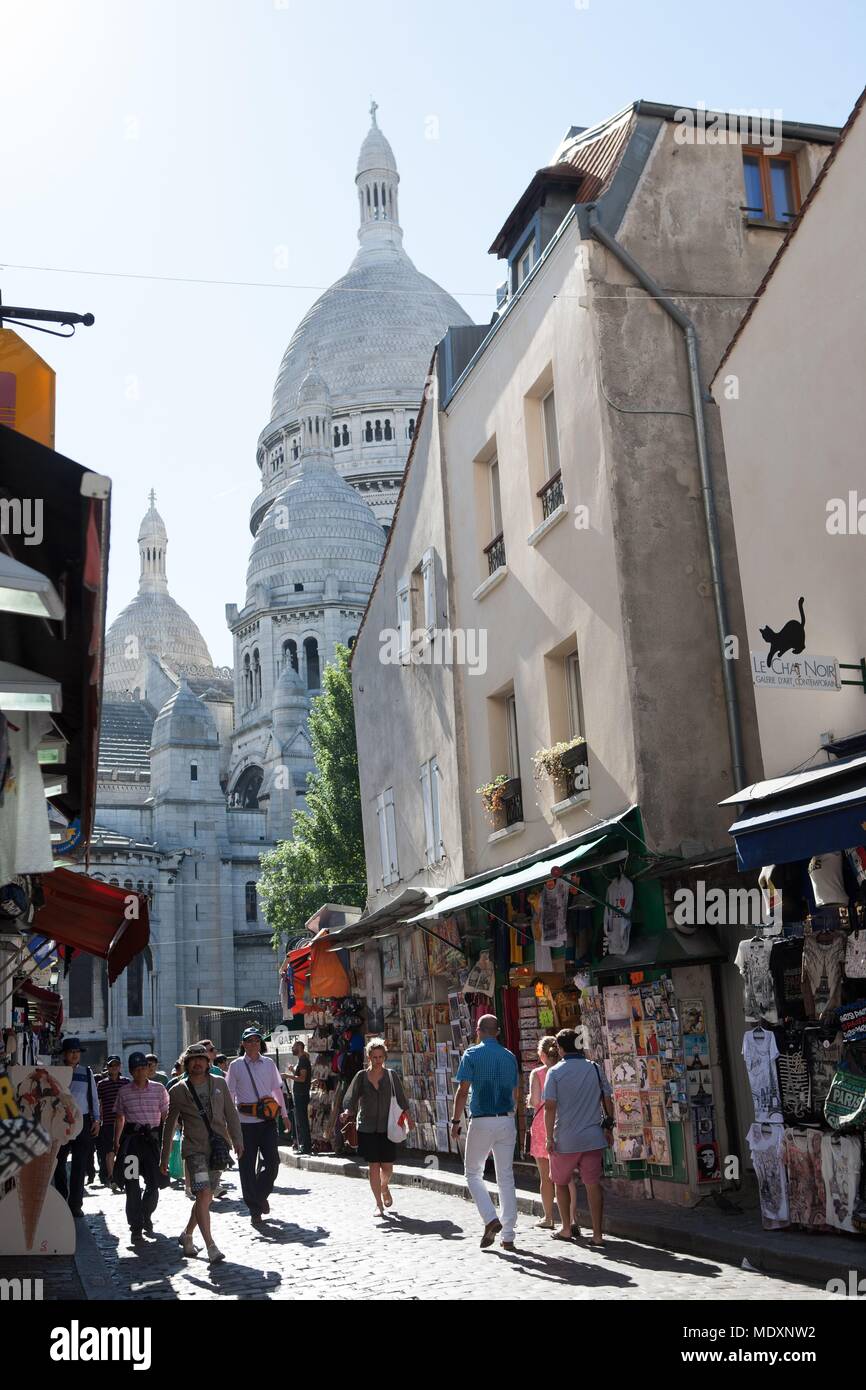 Parigi, Montmartre, rue du Chevalier de la Barre, negozi e turisti, Foto Stock