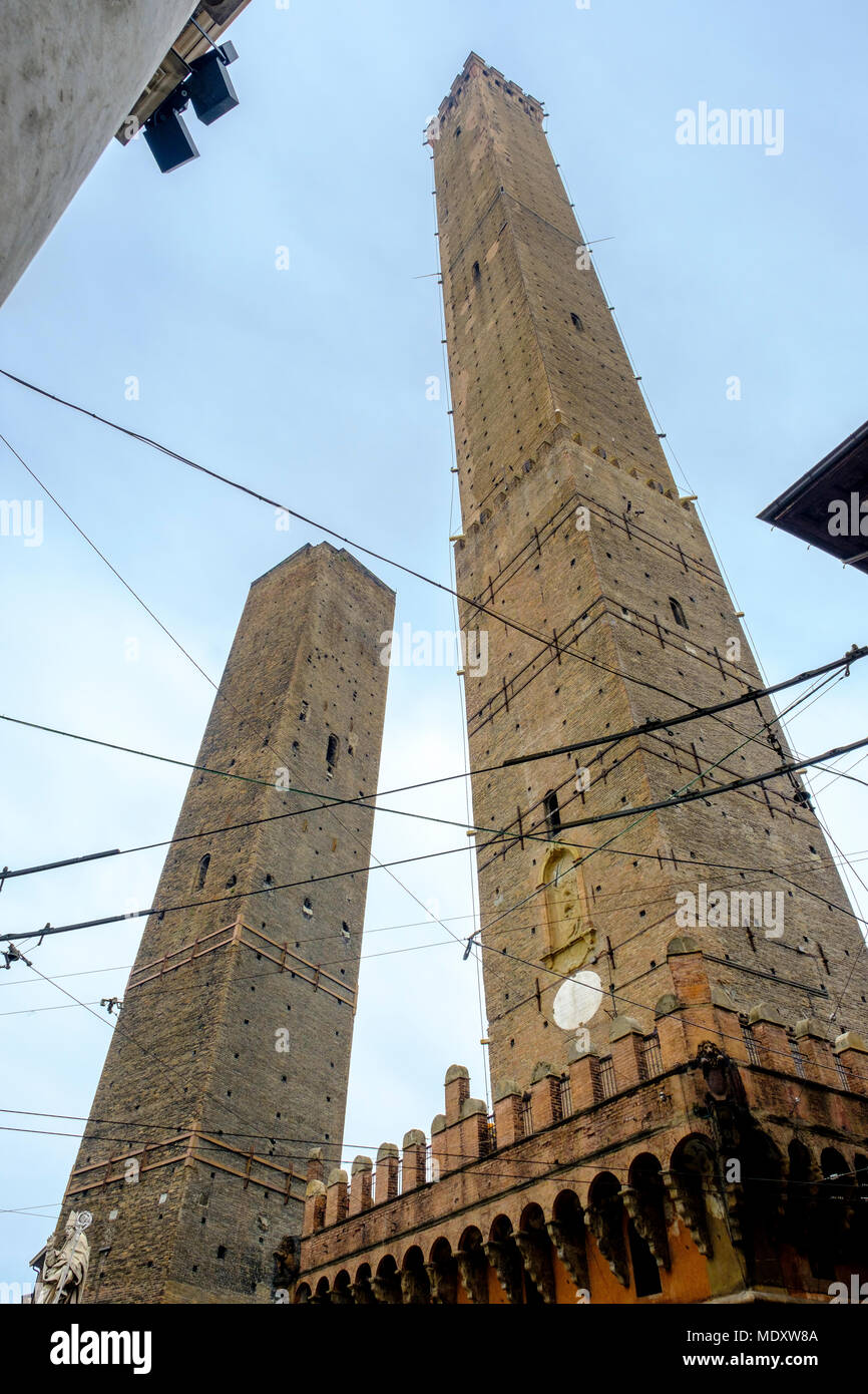 Le due Torri di Bologna (le Due Torri), Italia - simboli della città Foto Stock