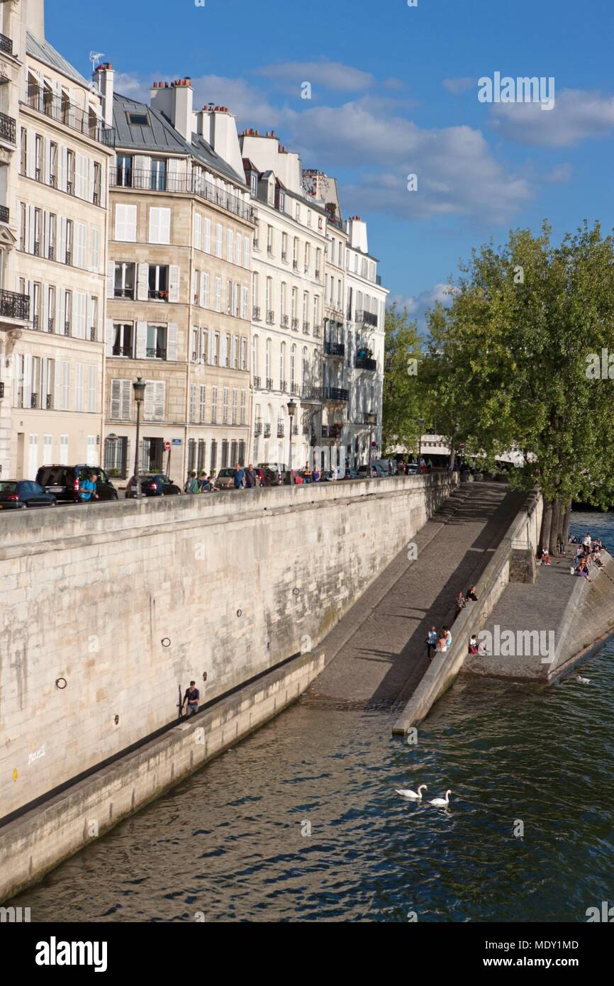 Paris, Ile Saint Louis, vista sul Quai de Béthune e il fiume Senna, Foto Stock