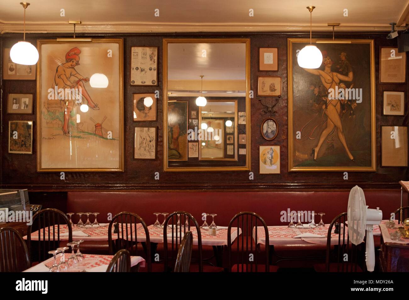 Parigi, Montmartre, rue Lepic, ristorante la pomponnette, disegni da Francisque Poulbot Foto Stock