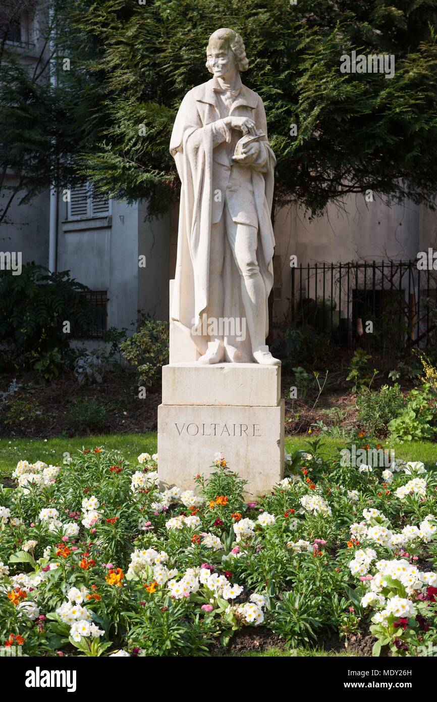 Parigi, quadrato Honoré-Champion, rue de Seine, statua di Voltaire Foto  stock - Alamy