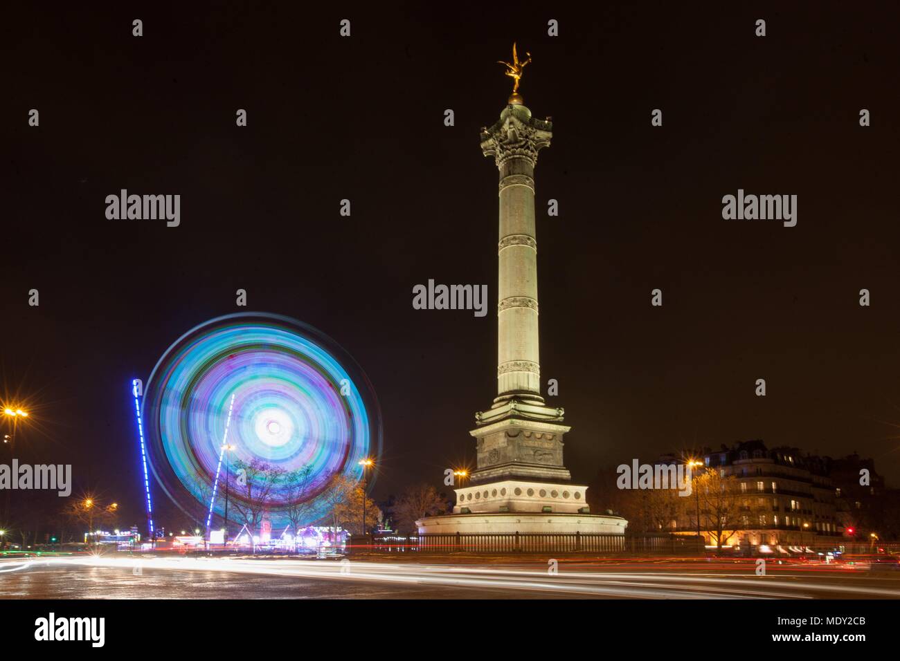 Parigi, Place de la Bastille, Colonna di Luglio, luna park, Merry Go Round, Le Génie de la Liberté, il traffico della strada, Foto Stock