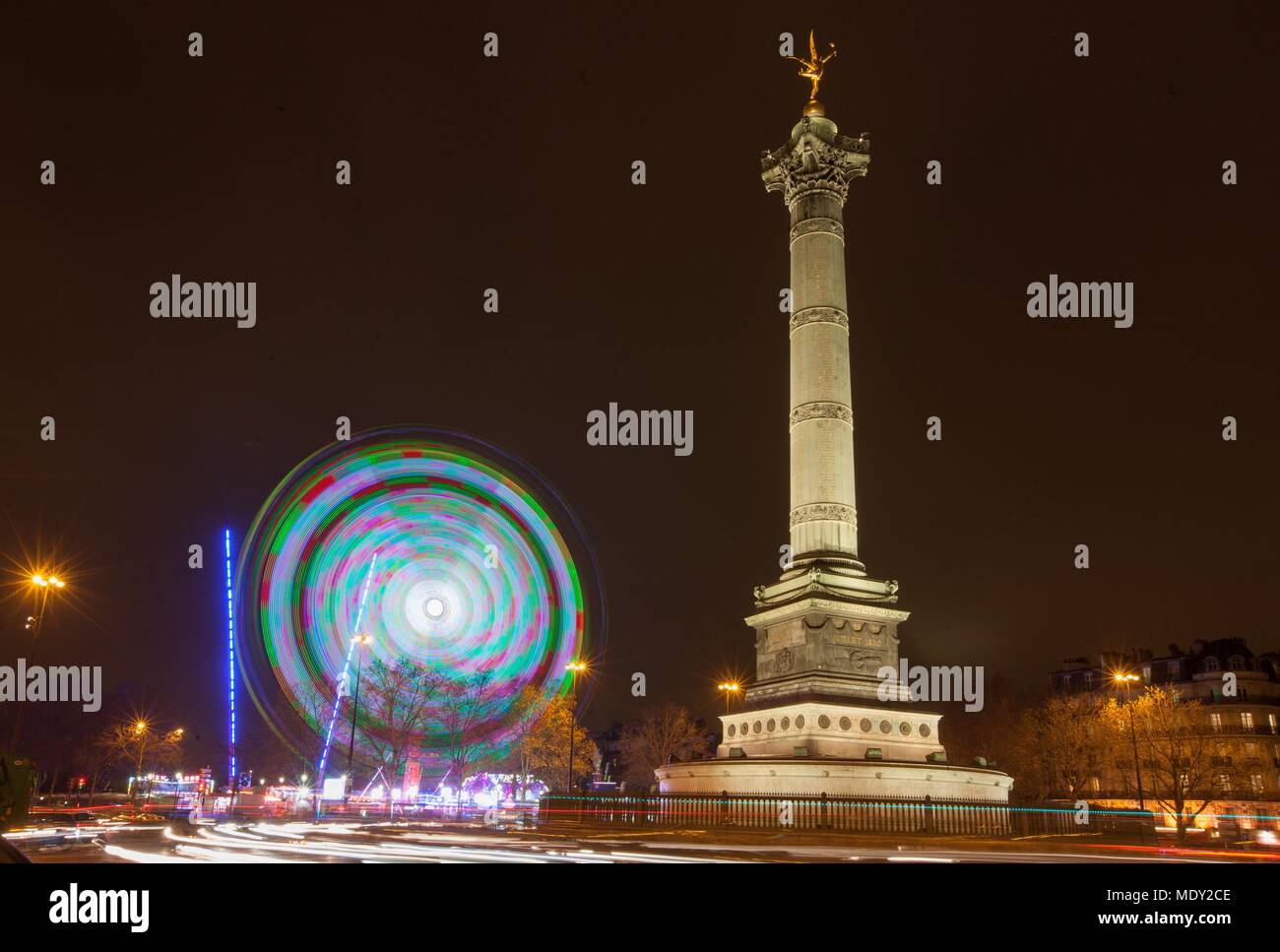 Parigi, Place de la Bastille, Colonna di Luglio, luna park, Merry Go Round, Le Génie de la Liberté, il traffico della strada, Foto Stock