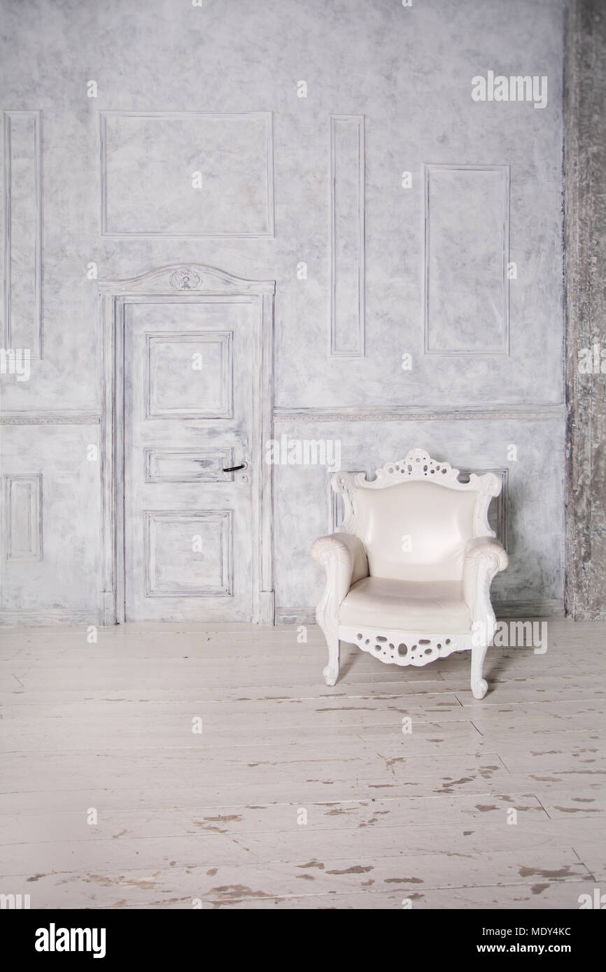 Vintage interno con poltrona, parete e porta. Sfondo rétro Foto Stock
