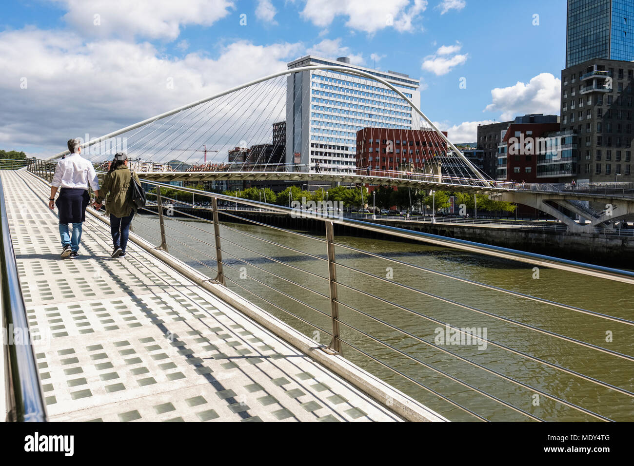 Ponte Zubizuri su fiume Nervion; Bilbao Vizcaya, Pais Vasco, Spagna Foto Stock