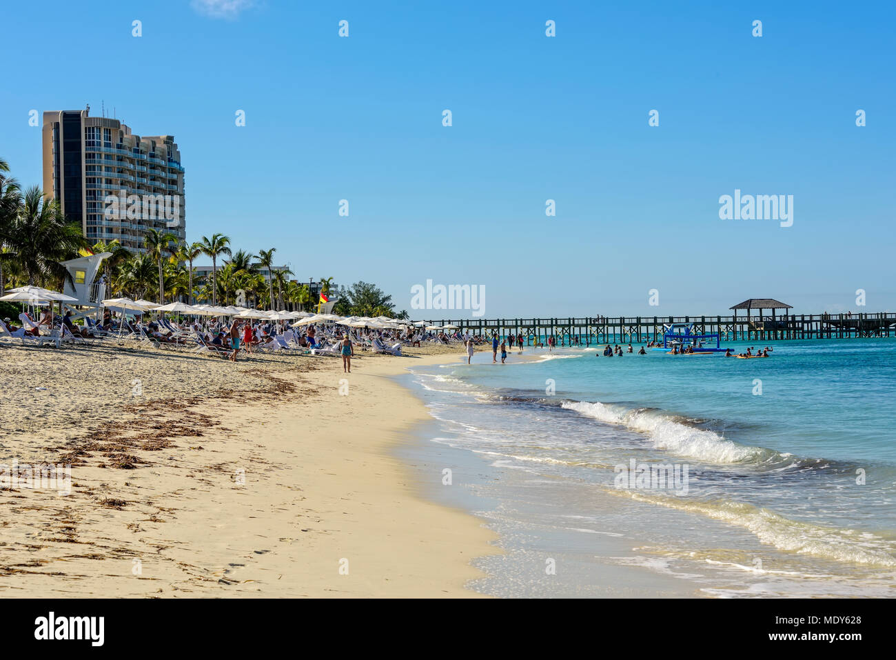 Nassau, Bahamas - Marzo 1, 2018: turisti che si godono la loro vacanza sulla spiaggia di Nassau, Bahamas. Foto Stock