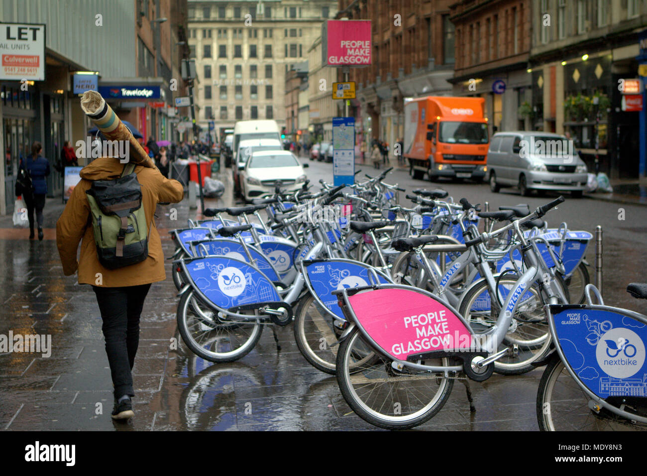 Le persone fanno Glasgow nextbike Ciclo schema di noleggio biciclette della Comunità progetto Queen Street, Glasgow, Regno Unito Foto Stock