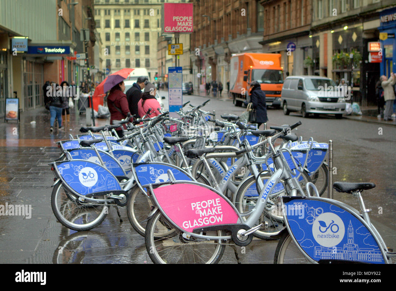 Le persone fanno Glasgow nextbike Ciclo schema di noleggio biciclette della Comunità progetto Queen Street, Glasgow, Regno Unito Foto Stock