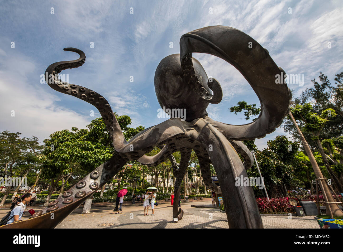 Calamaro gigante scultura su Kulangsu isola; Xiamen, Fujian, Cina Foto Stock