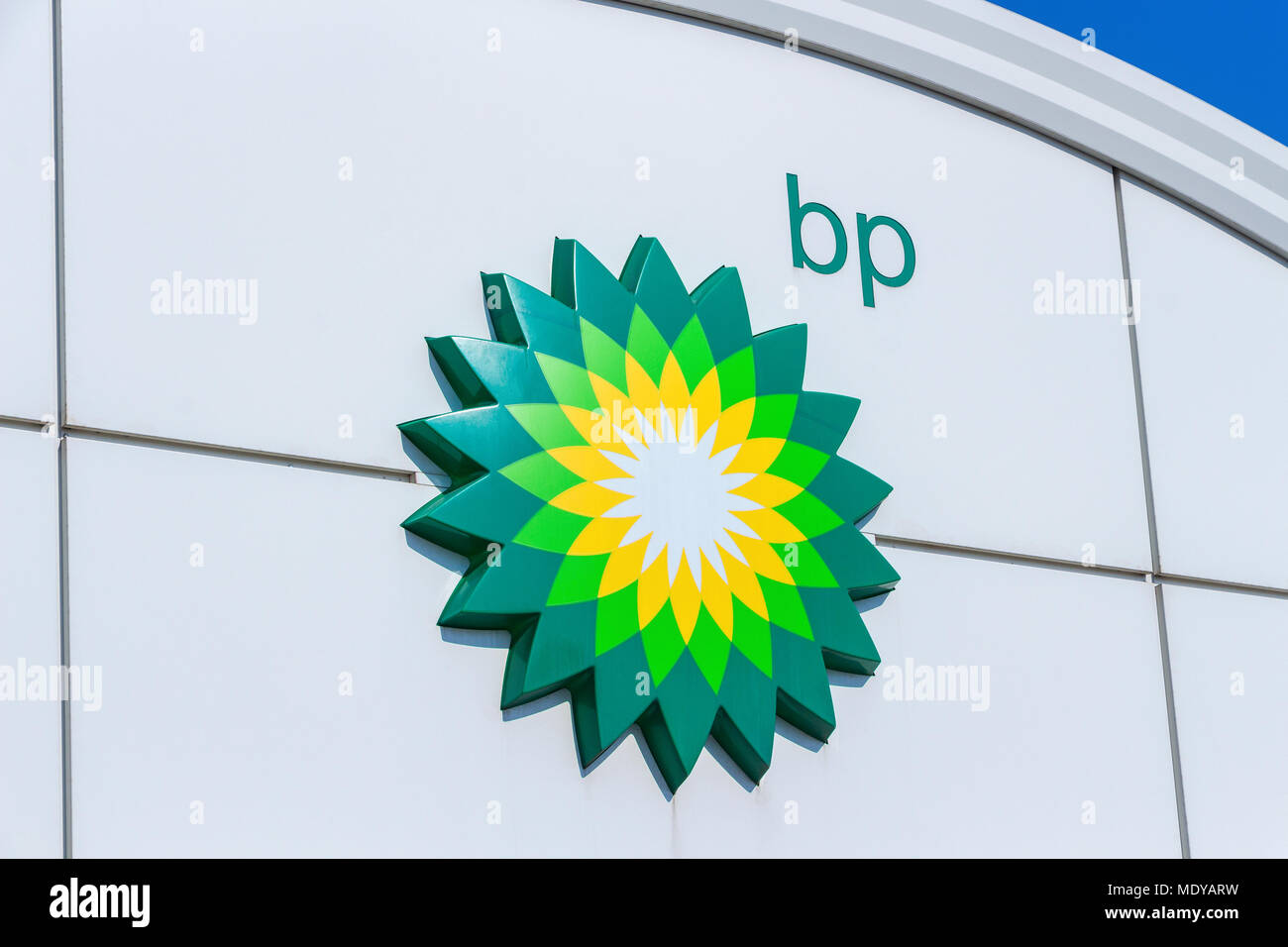 Mosca, Russia - 15 Luglio 2017: British Petroleum logo sulla stazione di gas. BP è una multinazionale britannica di petrolio e di gas company Foto Stock