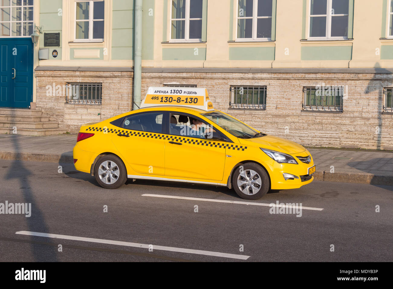 Saint Petersburg, Russia - 27 Luglio 2017: Yandex taxi alla strada di città nel giorno di estate Foto Stock