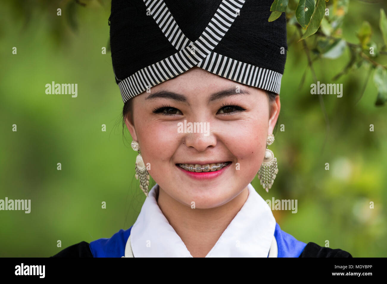 Donna in costume tradizionale, Pianura di vasi; Xiangkhouang, Laos Foto Stock