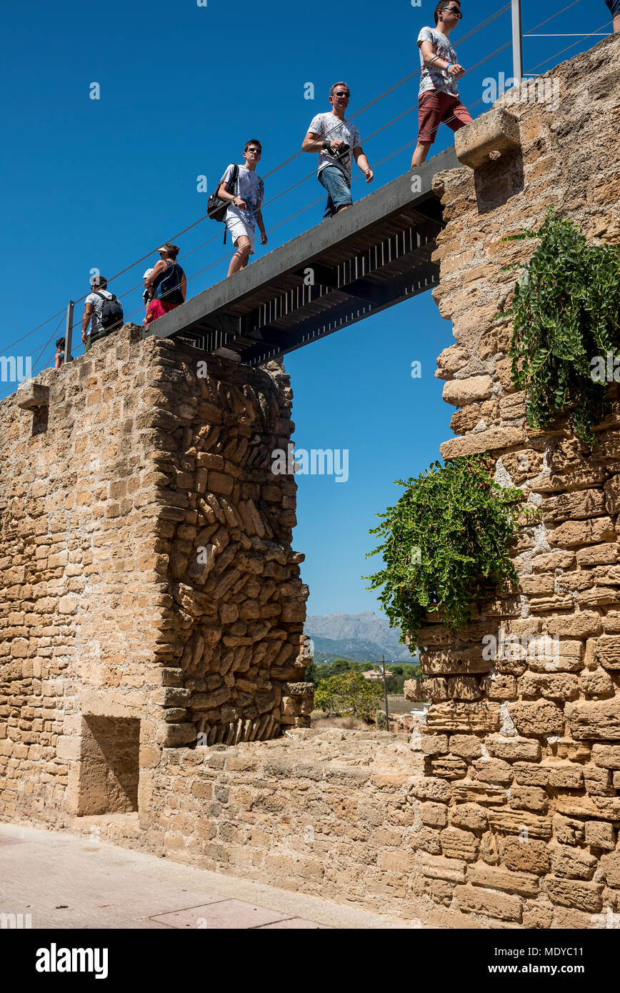 I turisti a piedi oltre le mura della città; Alcudia Maiorca, isole Baleari, Spagna Foto Stock
