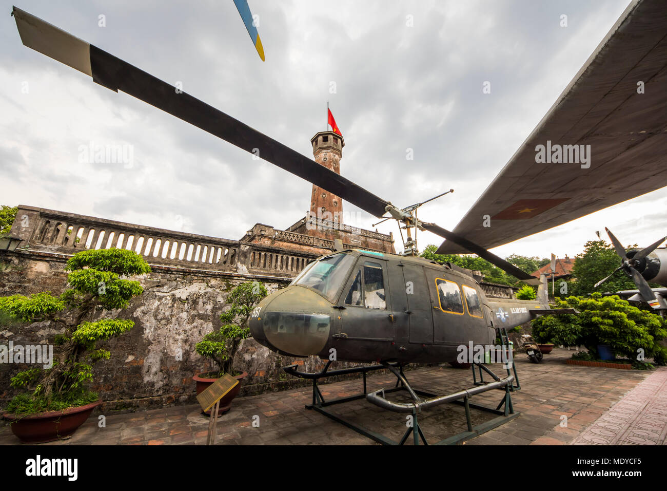 Bell UH-1 Iroquois (soprannominato Huey) utility elicottero militare sul display al Vietnam Museo di Storia Militare; Hanoi, Vietnam Foto Stock