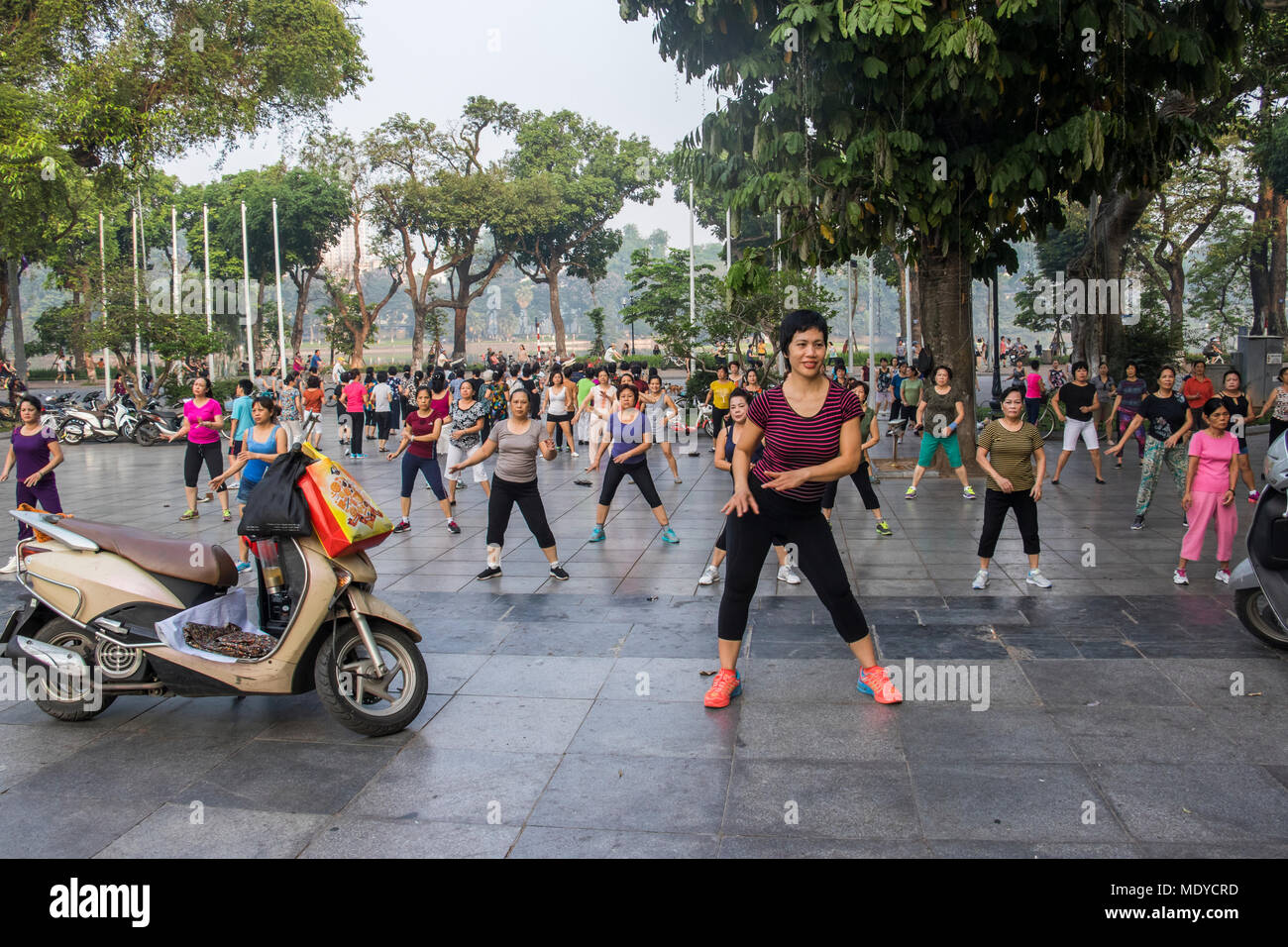 Le persone che esercitano la mattina presto; Hoan Kiem, Hanoi, Vietnam Foto Stock