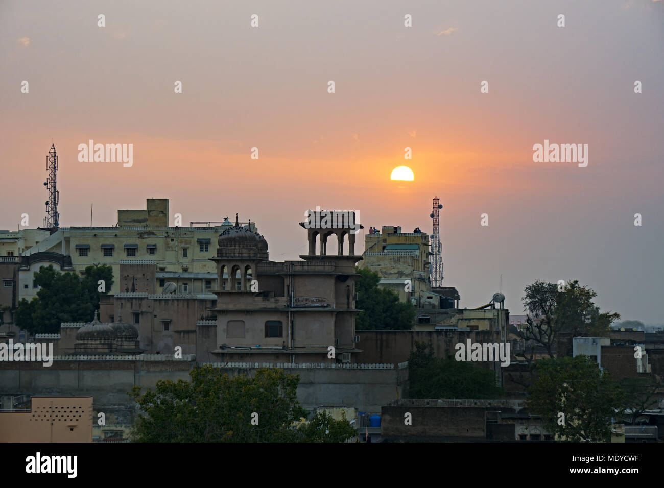 Tramonto sulla città Mandawa in Shekhawati provincia, distretto Jhunjhunu, Rajasthan, India. Foto Stock