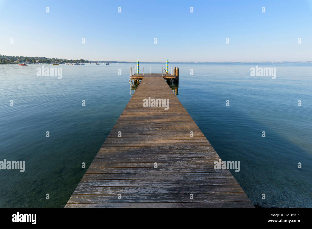 Pontile in legno sul Lago di Garda Lago di Garda) in mattinata a Bardolino in Veneto, Italia Foto Stock