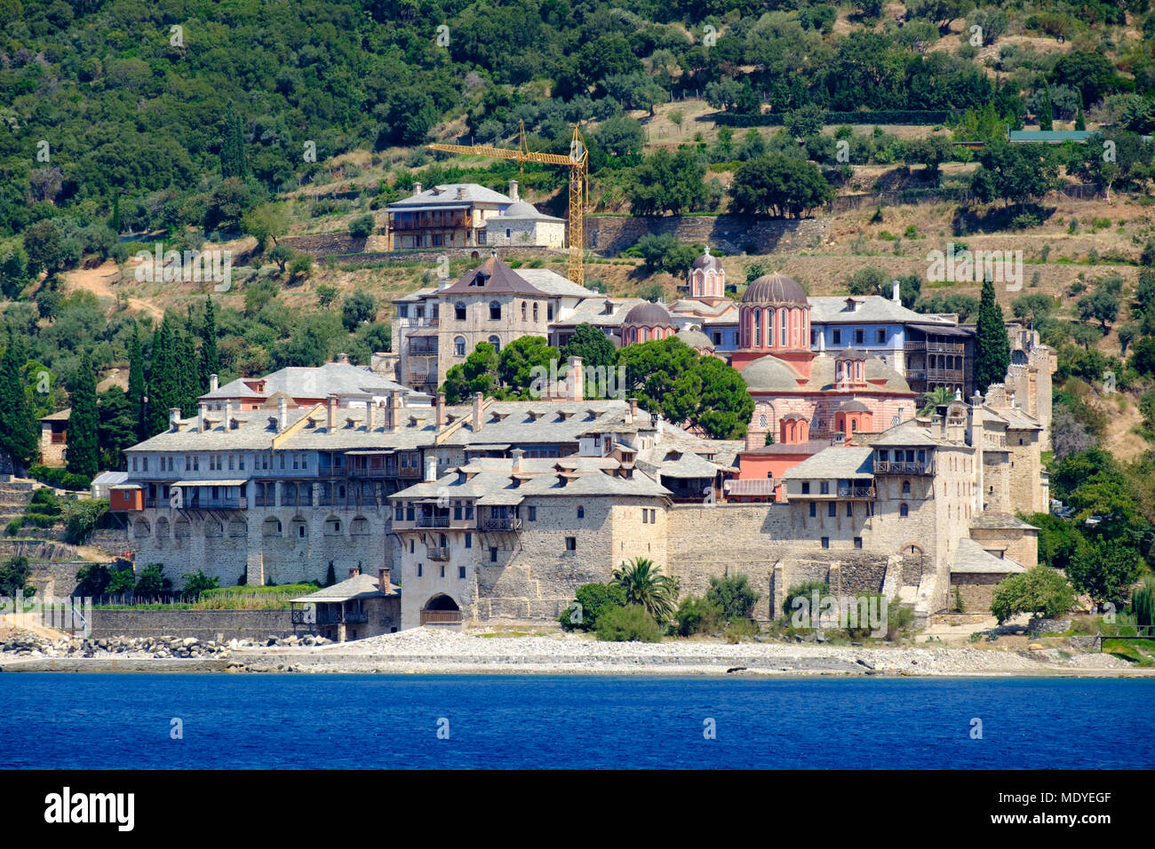 Docheiariou monastero vicino Monte Athos visto dal mare a mezzogiorno in una giornata di sole Foto Stock