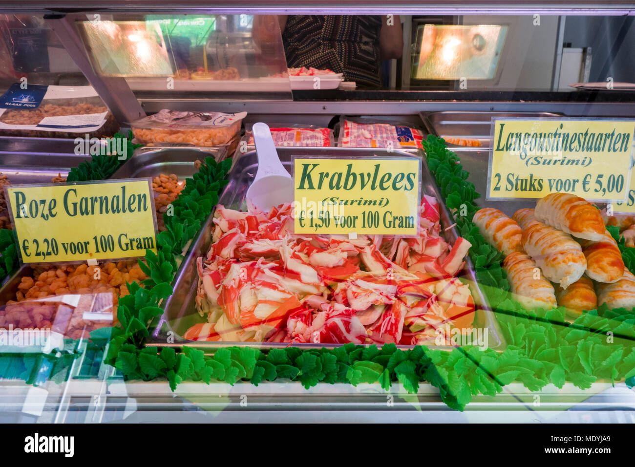 Contatore con piatti a base di frutti di mare freschi e surimi sul display in stallo di pesce lungo il Visserskaai nella città di Ostenda / Oostende, Belgio Foto Stock Contatore con piatti a base di frutti di mare freschi e surimi sul display in stallo di pesce lungo il Visserskaai nella città di Ostenda / Oostende, Belgio Foto Stock