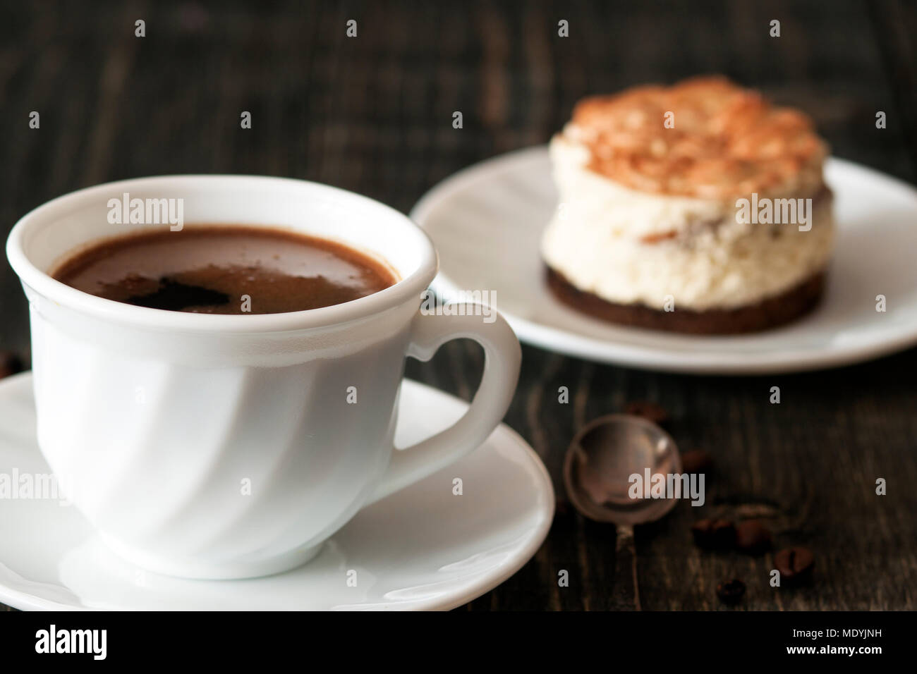 Una tazza di caffè e tiramisù Foto Stock