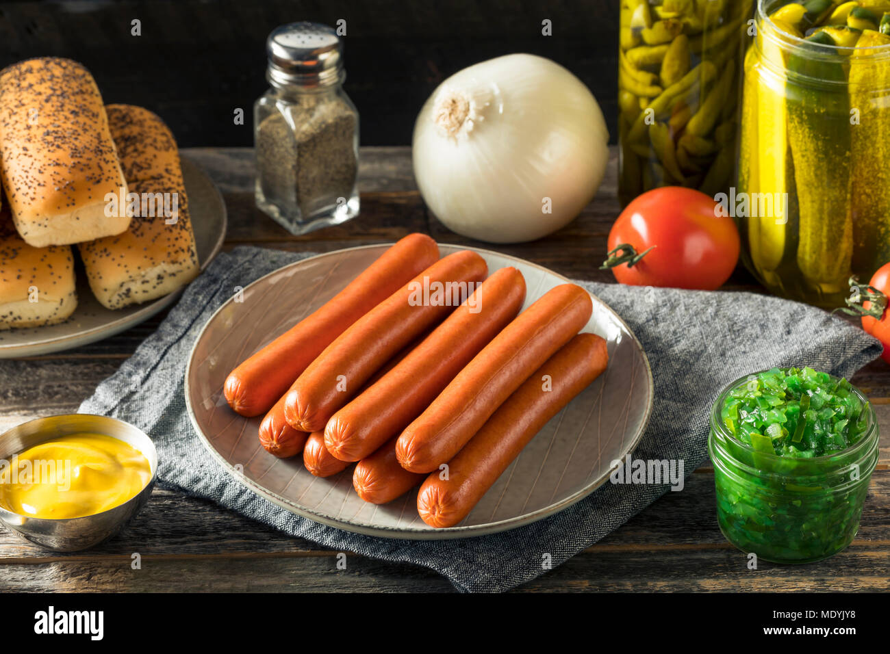 Lo stile di Chicago Hot Dog ingredienti con sottaceti Senape Relish pomodori e peperoni Foto Stock