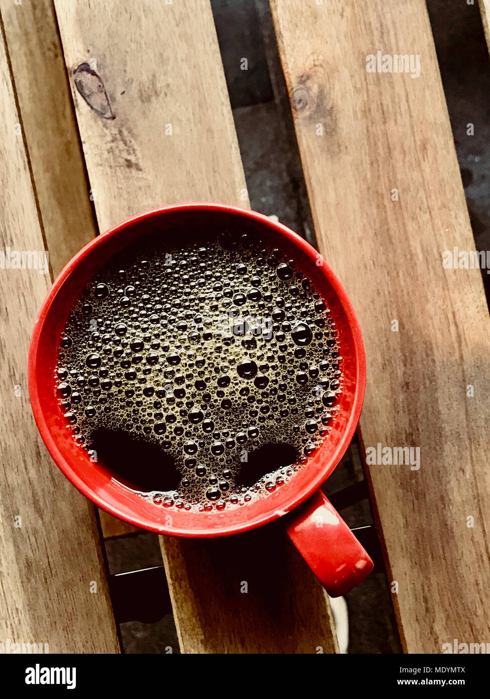 Filtro fresca / caffè filtrato con bolle nella tazza di rosso. Concetto di bevanda. Foto Stock