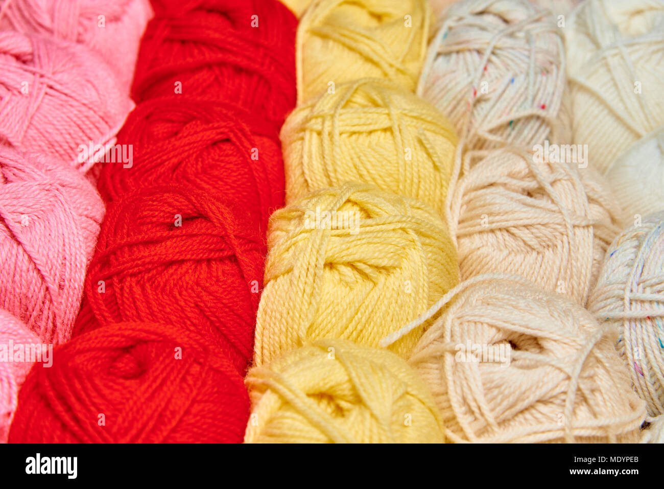 Righe di bright multi-colore di grovigli di filato di close-up. Foto Stock