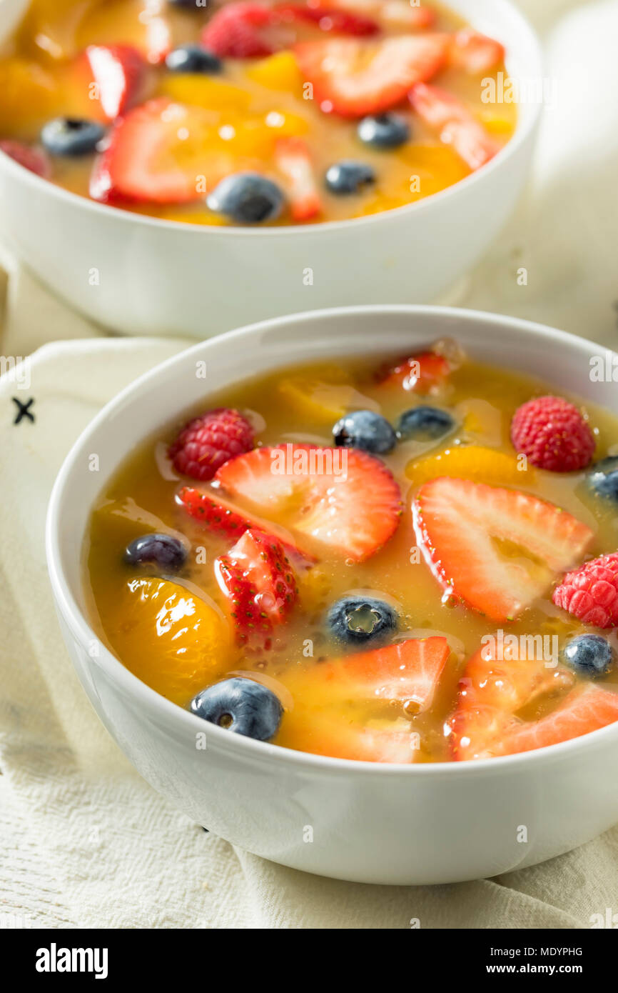Dolci fatti in casa frutta fragola zuppa con mirtilli e arance Foto Stock
