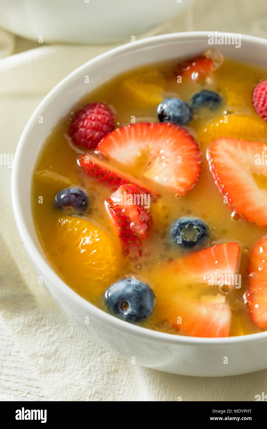 Dolci fatti in casa frutta fragola zuppa con mirtilli e arance Foto Stock
